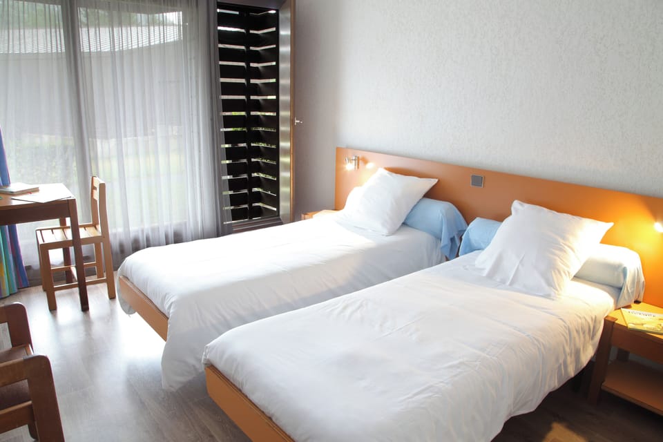 Desk, free cribs/infant beds, bed sheets