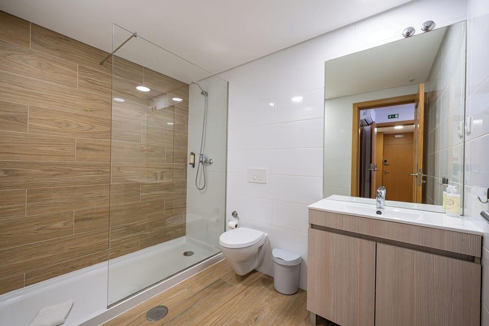Double Room | Bathroom | Shower, free toiletries, hair dryer, towels