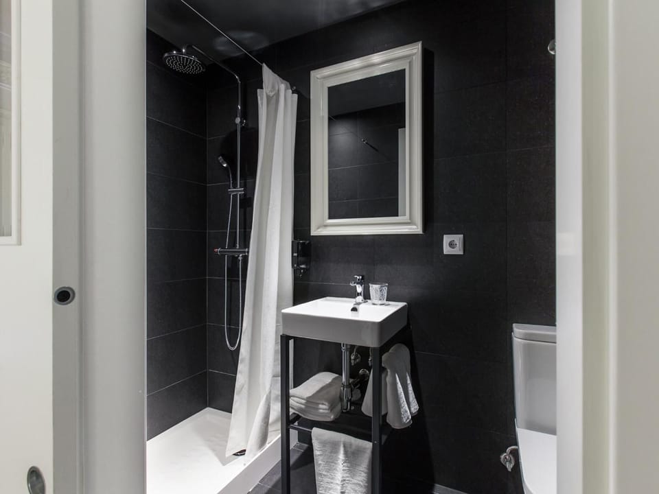 Shower, rainfall showerhead, free toiletries, towels