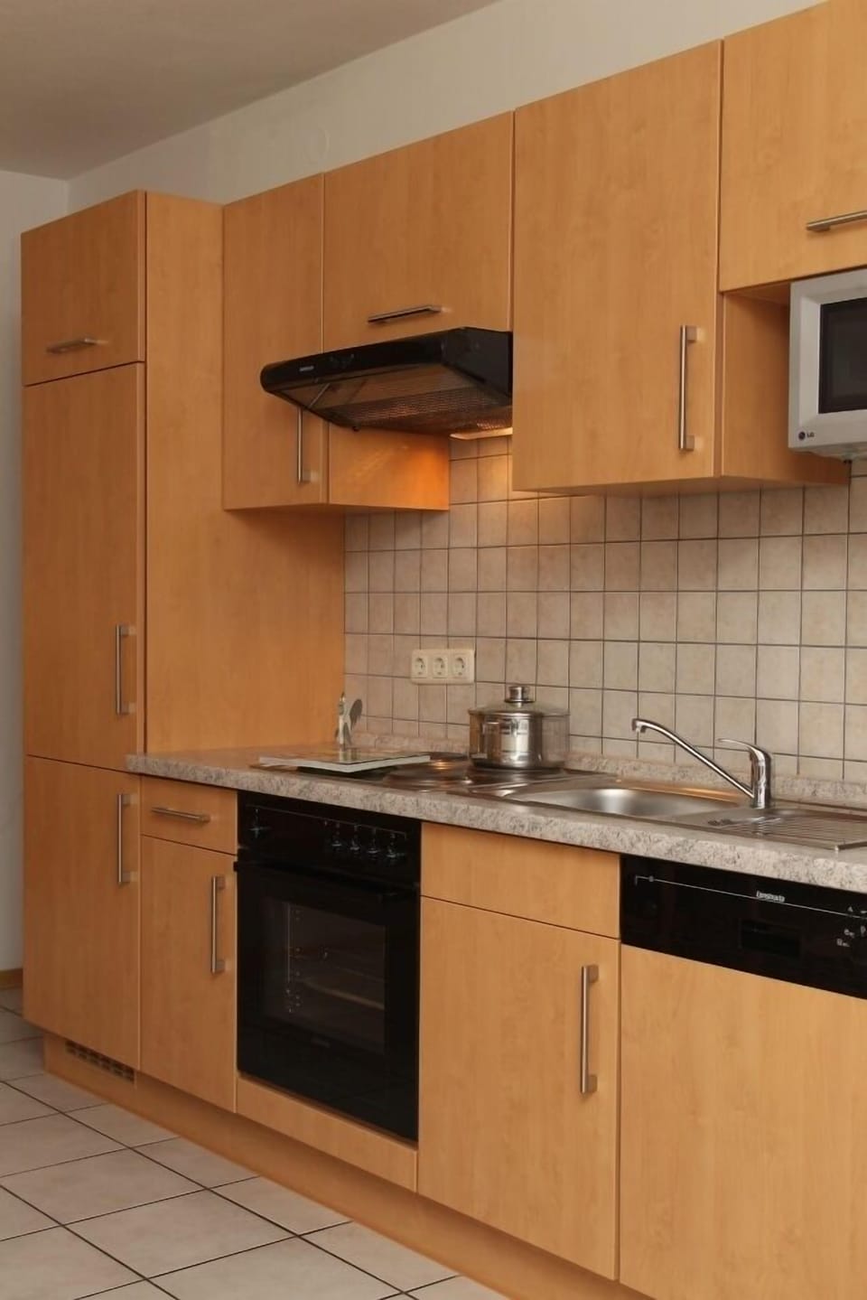 Comfort Apartment, 2 Bedrooms (Apt 4) | Private kitchen | Fridge, microwave, oven, stovetop