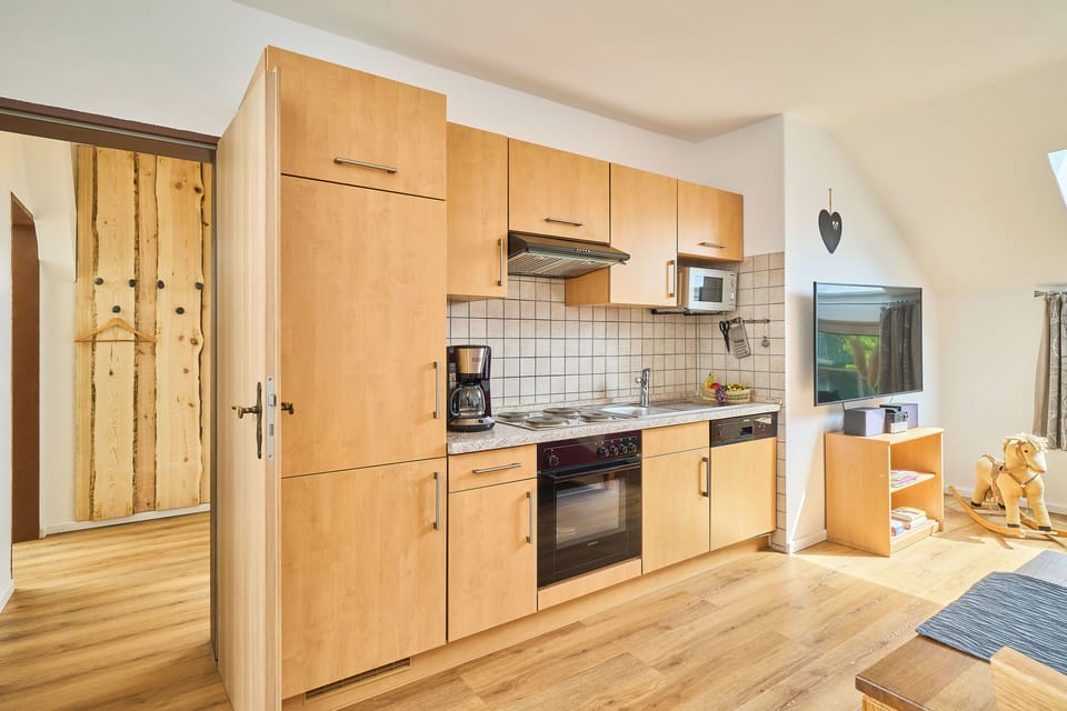 Comfort Apartment, 2 Bedrooms (Apt 6) | Private kitchen | Fridge, microwave, oven, stovetop
