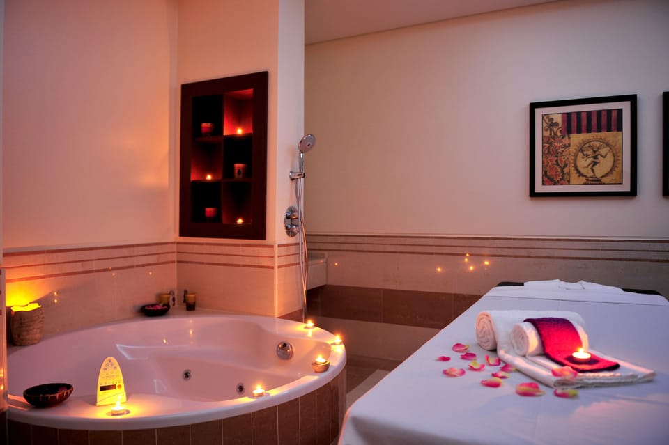 Couples treatment rooms, sauna, hot tub, steam room, Turkish bath