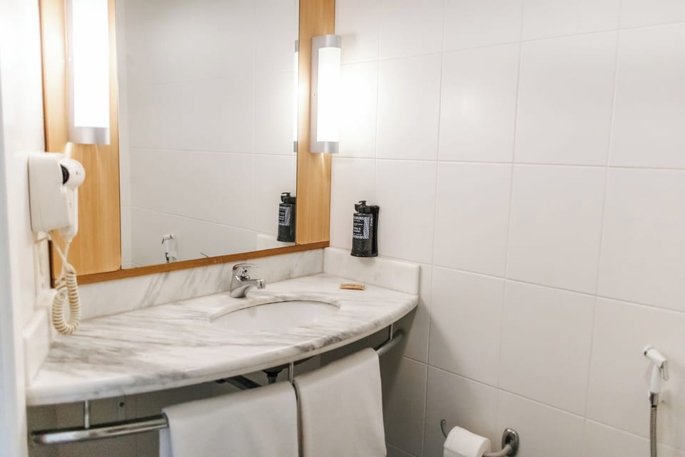 Shower, rainfall showerhead, free toiletries, hair dryer