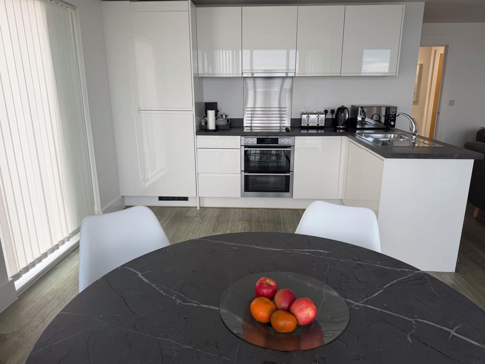 Luxury Apartment, 2 Bedrooms, Sea View (near beach and city center) | Living area | Smart TV, DVD player
