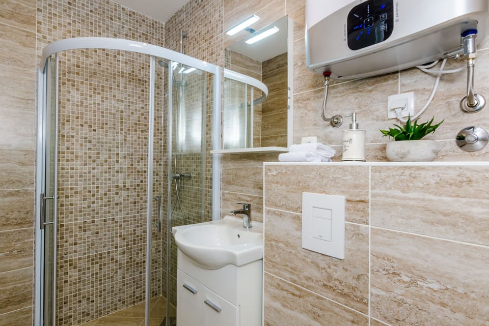 Double Room (6) | Bathroom | Shower, free toiletries, towels