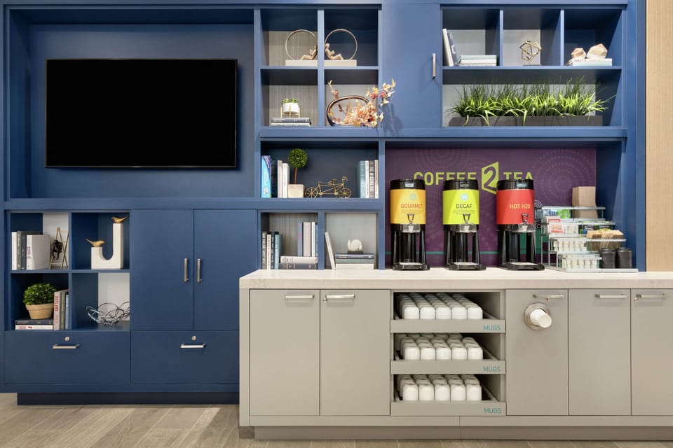 Lunch, dinner and brunch served