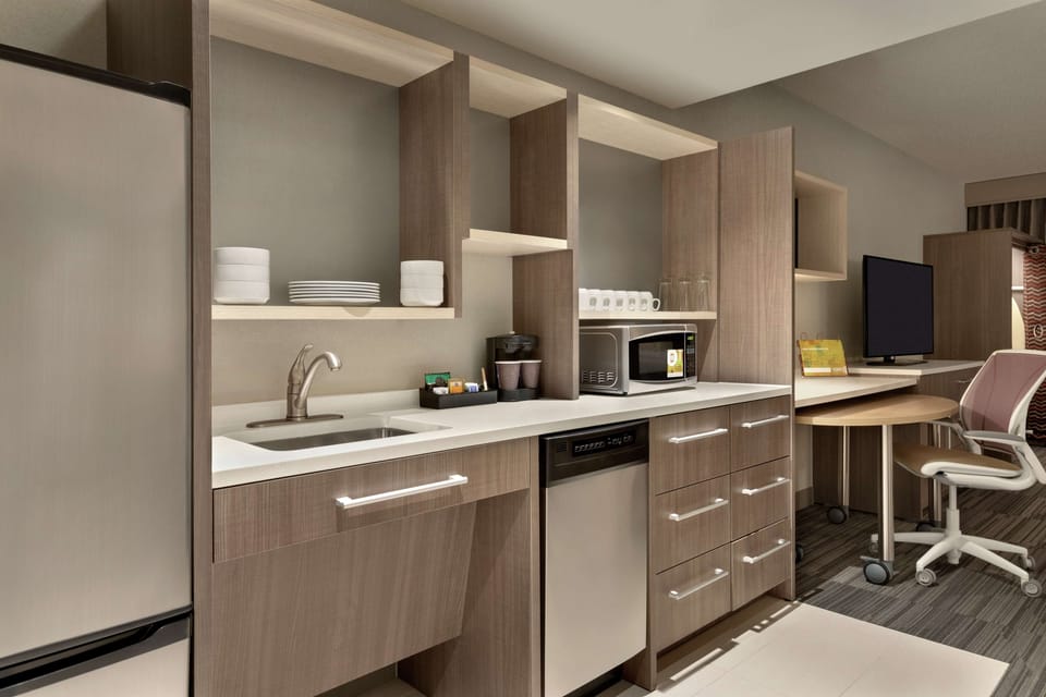 Full-size fridge, microwave, dishwasher, coffee/tea maker