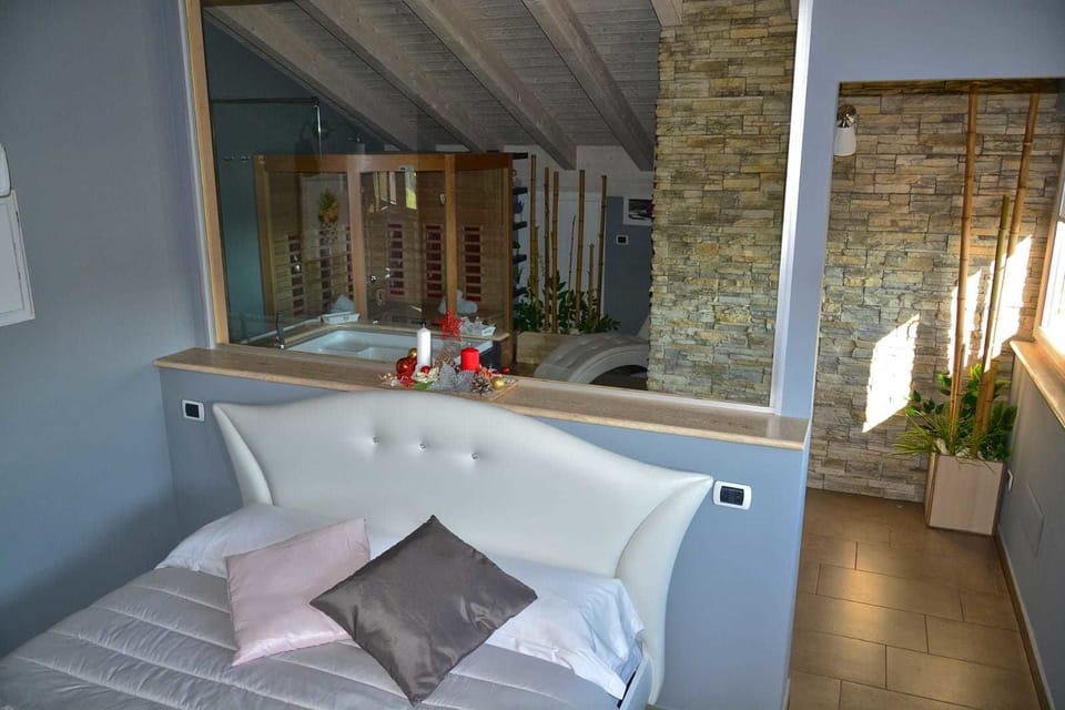 Deluxe Room, 1 Queen Bed, Jetted Tub | Premium bedding, soundproofing, cribs/infant beds, free WiFi