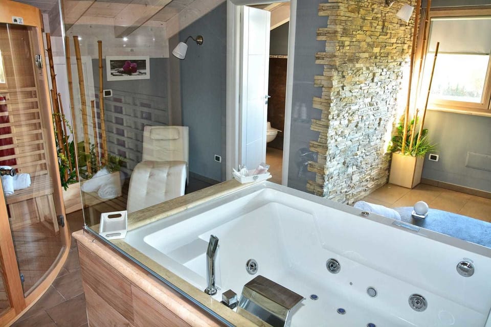 Deluxe Room, 1 Queen Bed, Jetted Tub | Jetted tub