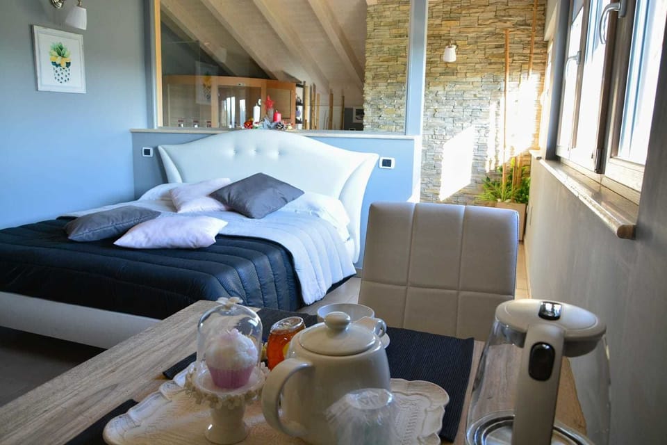 Deluxe Room, 1 Queen Bed, Jetted Tub | Premium bedding, soundproofing, cribs (surcharge), WiFi (free)