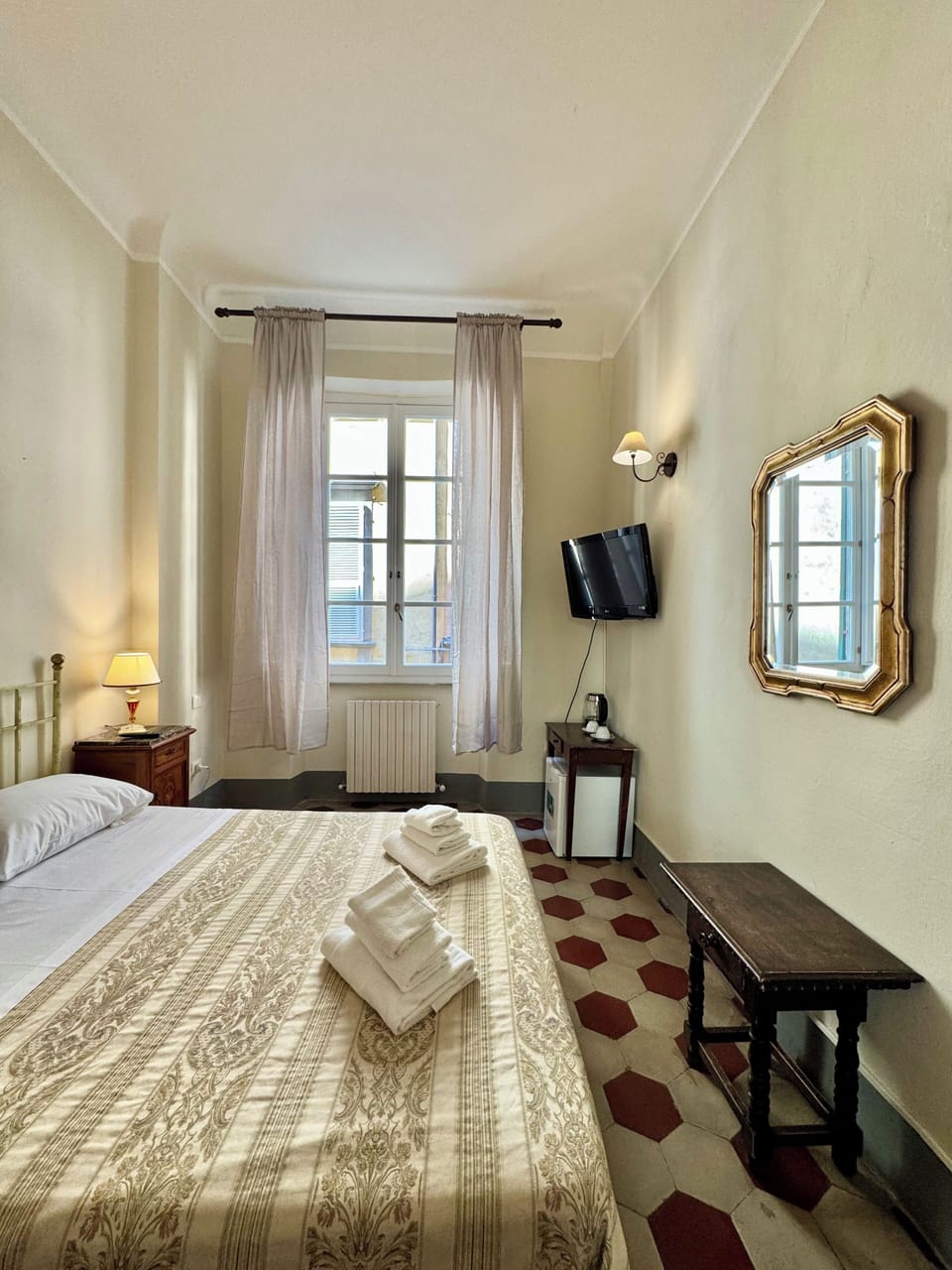 Double Room, Private Bathroom (External) | Premium bedding, down comforters, individually decorated, desk