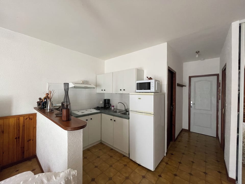 Family Apartment | Private kitchen | Full-size fridge, microwave, oven, stovetop