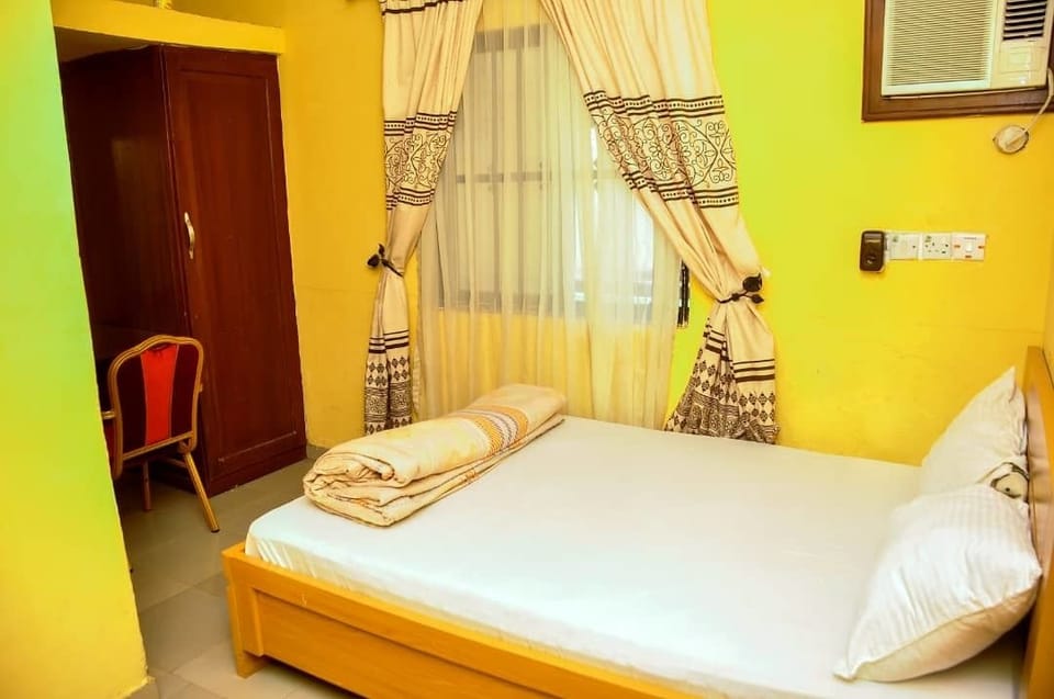 Basic Room, 1 Large Twin Bed, Non Smoking | Desk, laptop workspace, blackout drapes, free WiFi