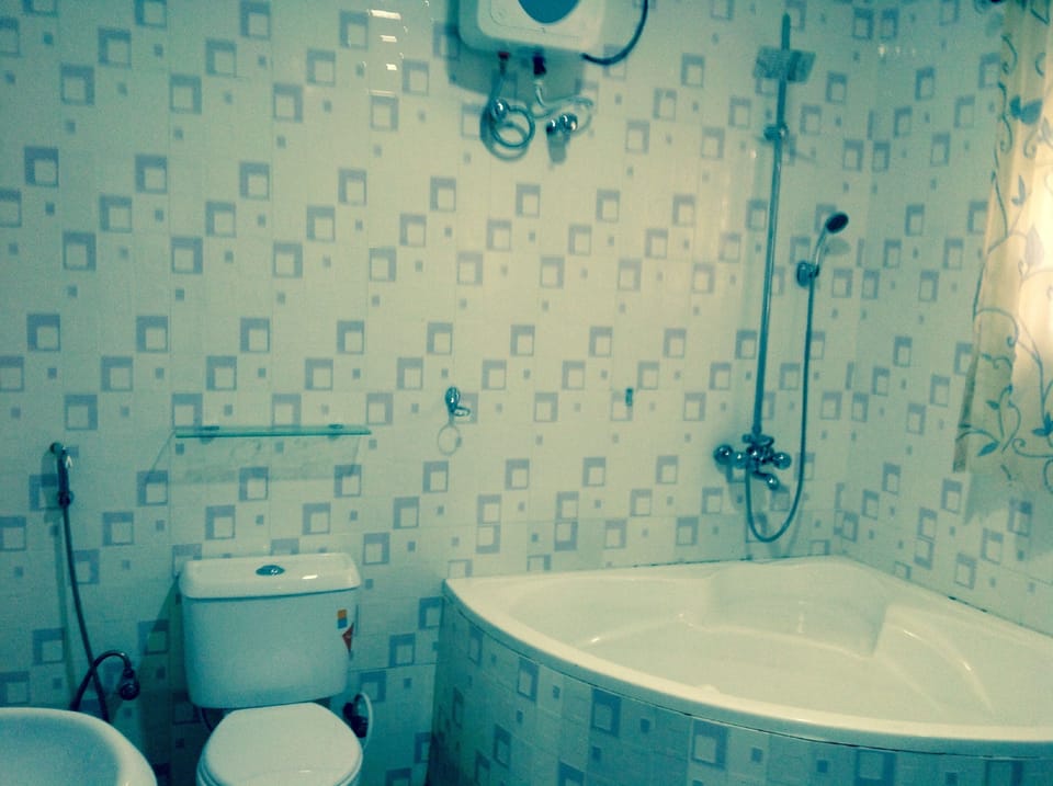 Shower, rainfall showerhead, free toiletries, towels