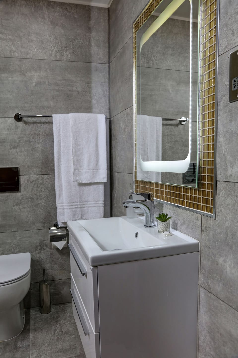 Superior Room, 1 Double Bed, Non Smoking | Bathroom shower