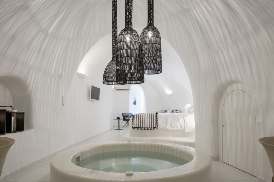 Honeymoon Suite | Deep soaking bathtub