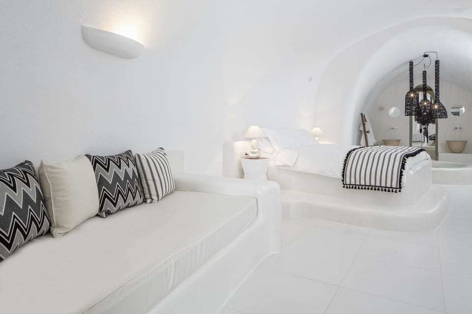Honeymoon Suite | Living area | 28-inch plasma TV with satellite channels, TV