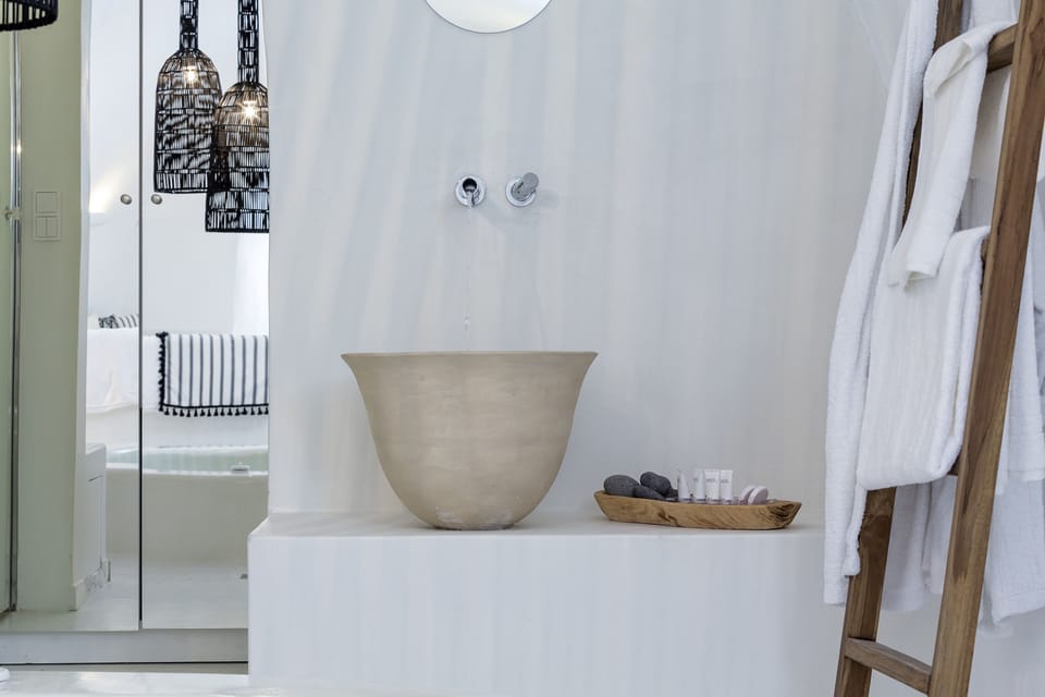 Honeymoon Suite | Bathroom sink