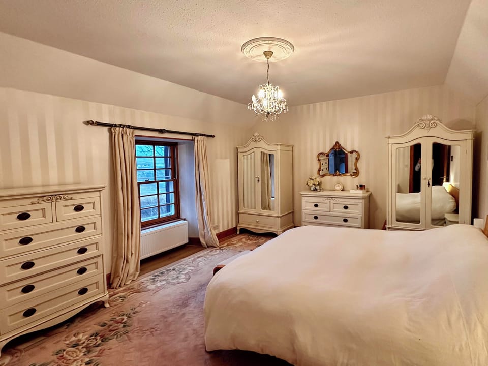 Superior Double Room, 1 King Bed, Partial Sea View | Free WiFi, bed sheets