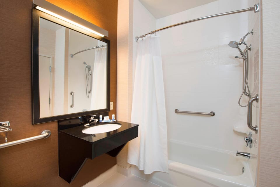 Combined shower/tub, free toiletries, towels
