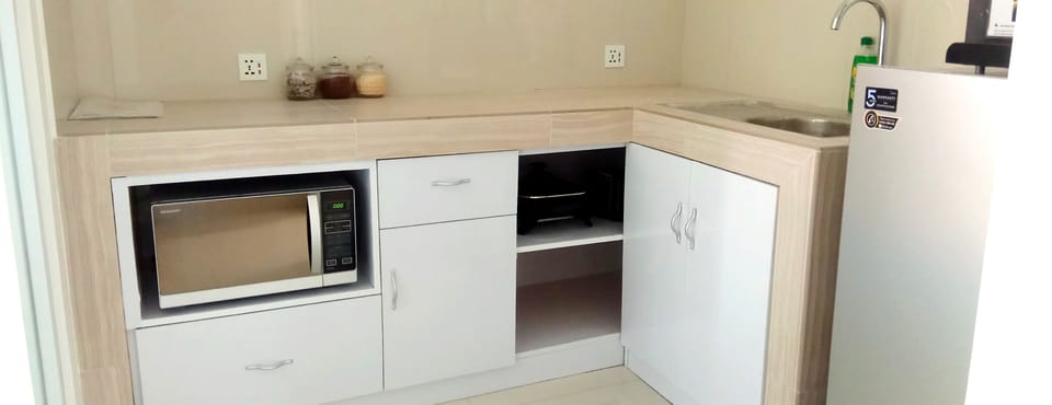 Family Apartment, 1 Bedroom, Non Smoking | Private kitchenette | Stovetop, electric kettle, cookware/dishes/utensils