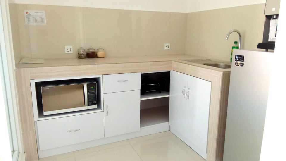 Family Apartment, 1 Bedroom, Non Smoking | Private kitchenette | Stovetop, electric kettle, cookware/dishes/utensils