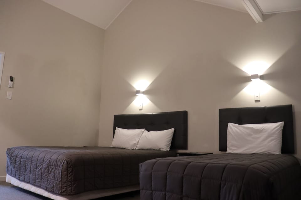 Superior Studio Unit Triple  | Desk, laptop workspace, WiFi (free), bed sheets