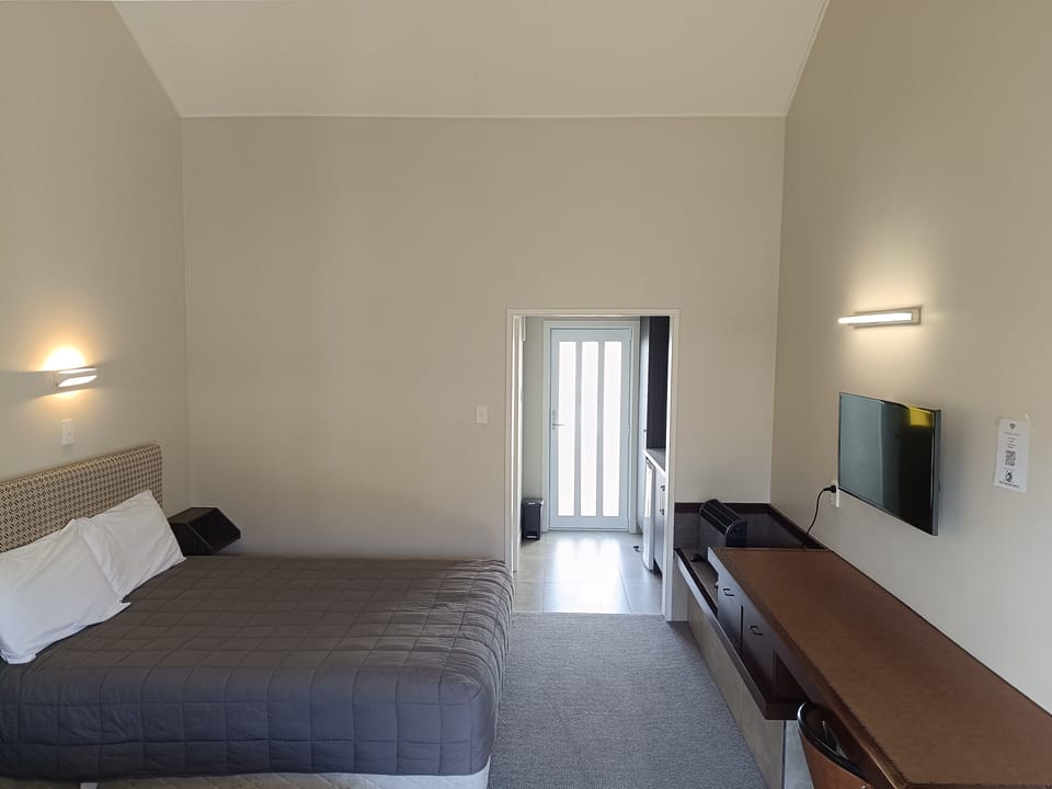 Superior Studio Unit Triple  | Desk, laptop workspace, WiFi (free), bed sheets