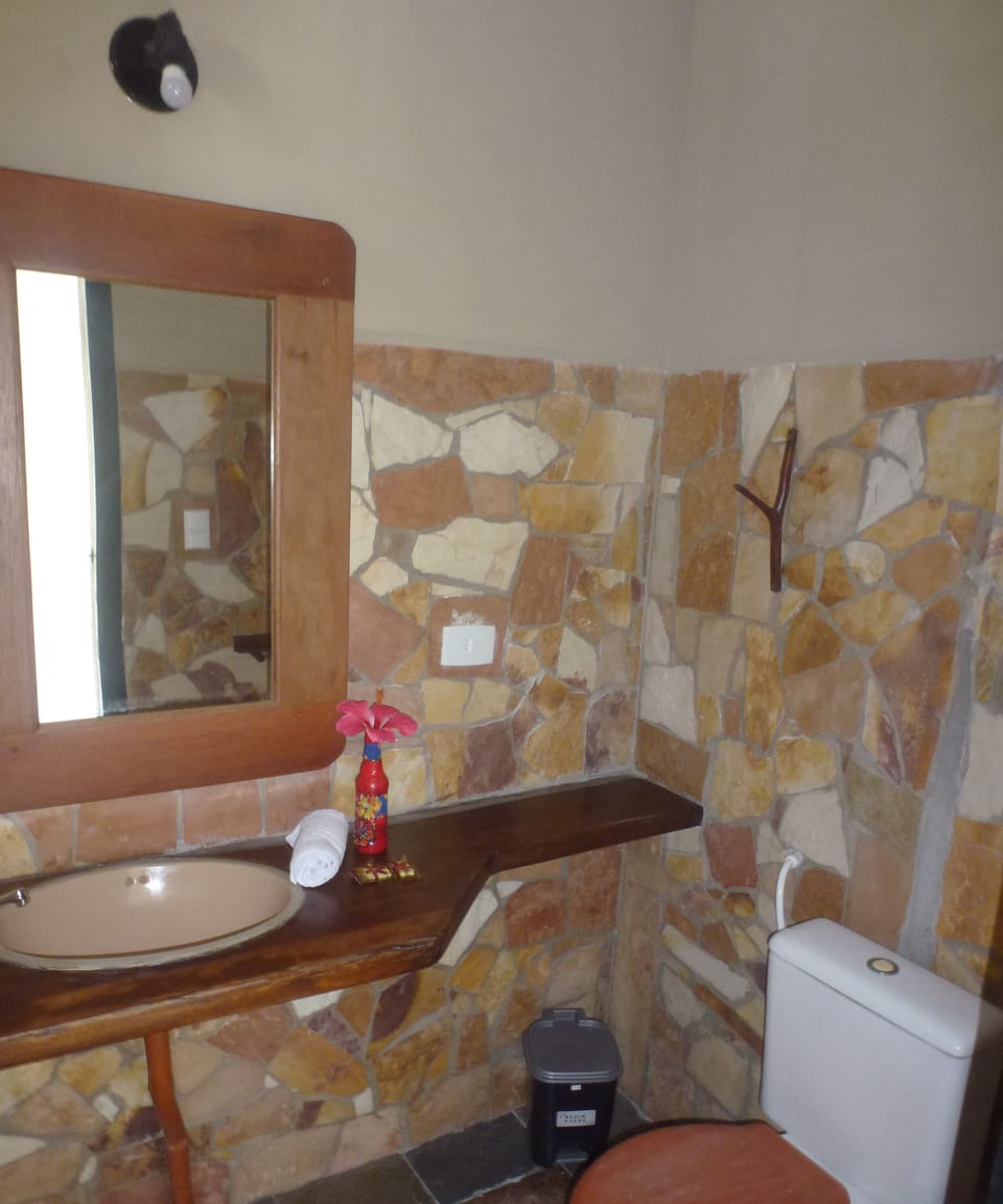Basic Apartment, 2 Twin Beds | Bathroom | Shower, rainfall showerhead, towels