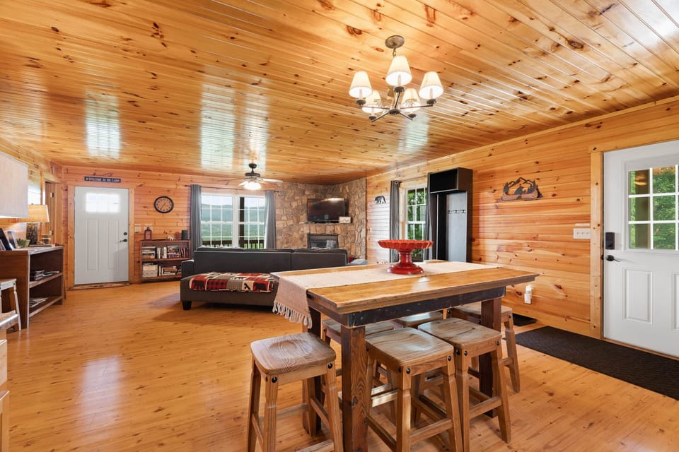 Sparkling clean, open space, and super cozy (1)