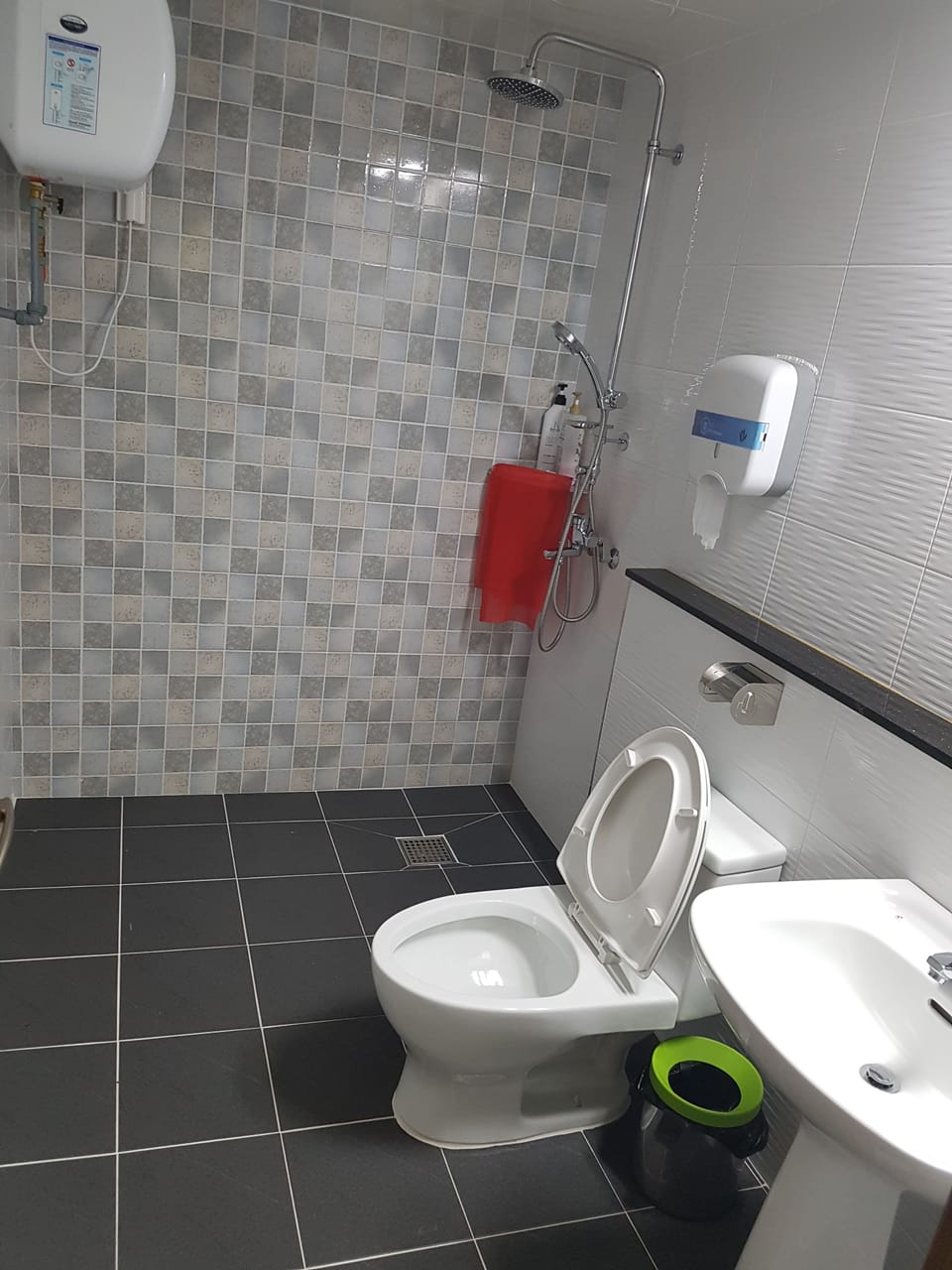 Family Room (3F) | Bathroom | Shower, free toiletries, hair dryer, slippers