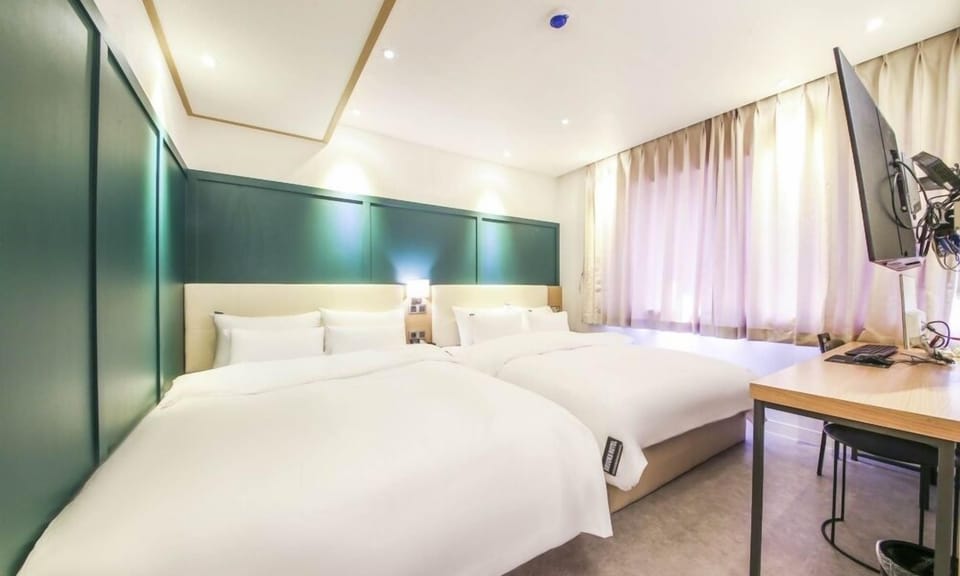 Family Suite | Premium bedding, down comforters, desk, laptop workspace