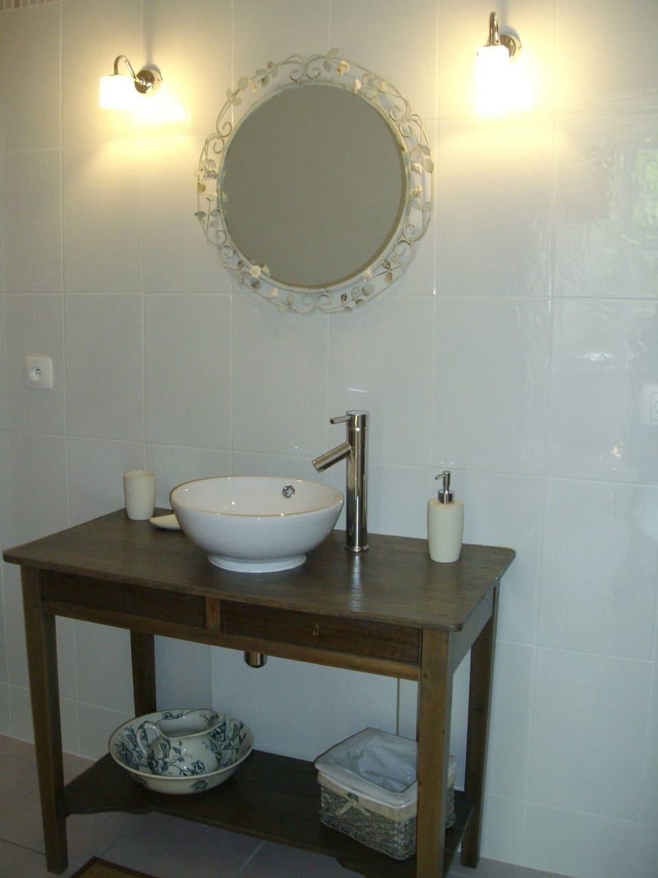 Double Room (Compagnie) | Bathroom sink