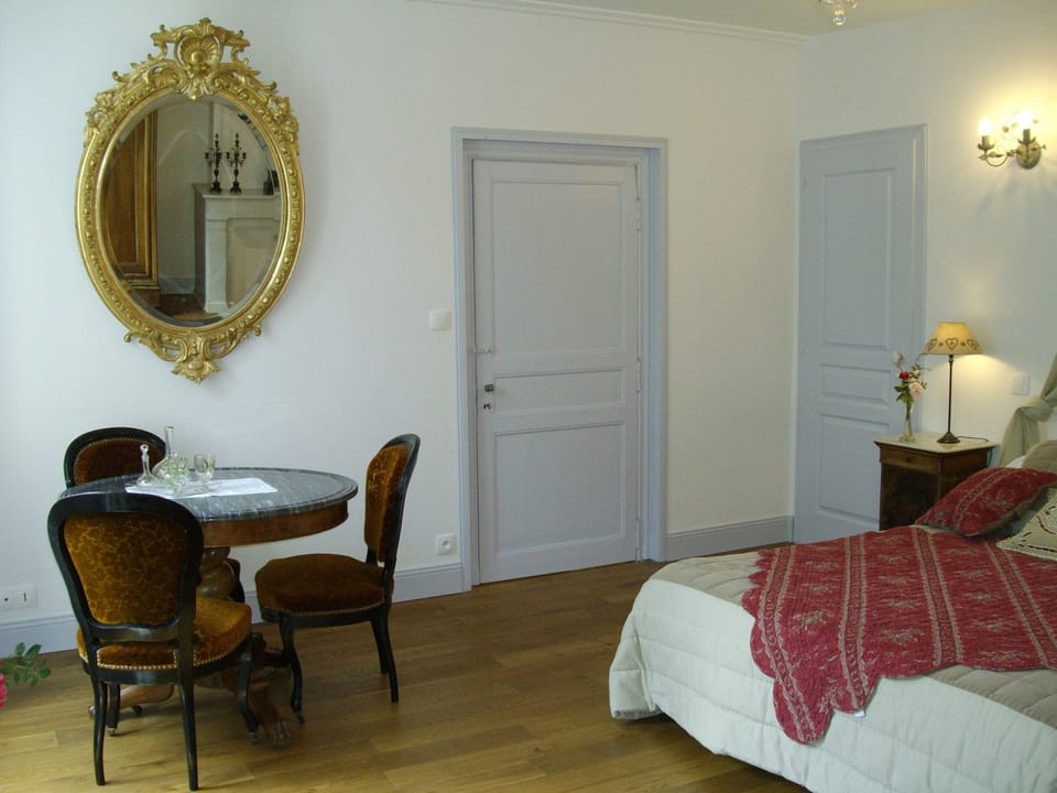 Double Room (Compagnie) | Individually decorated, individually furnished, iron/ironing board