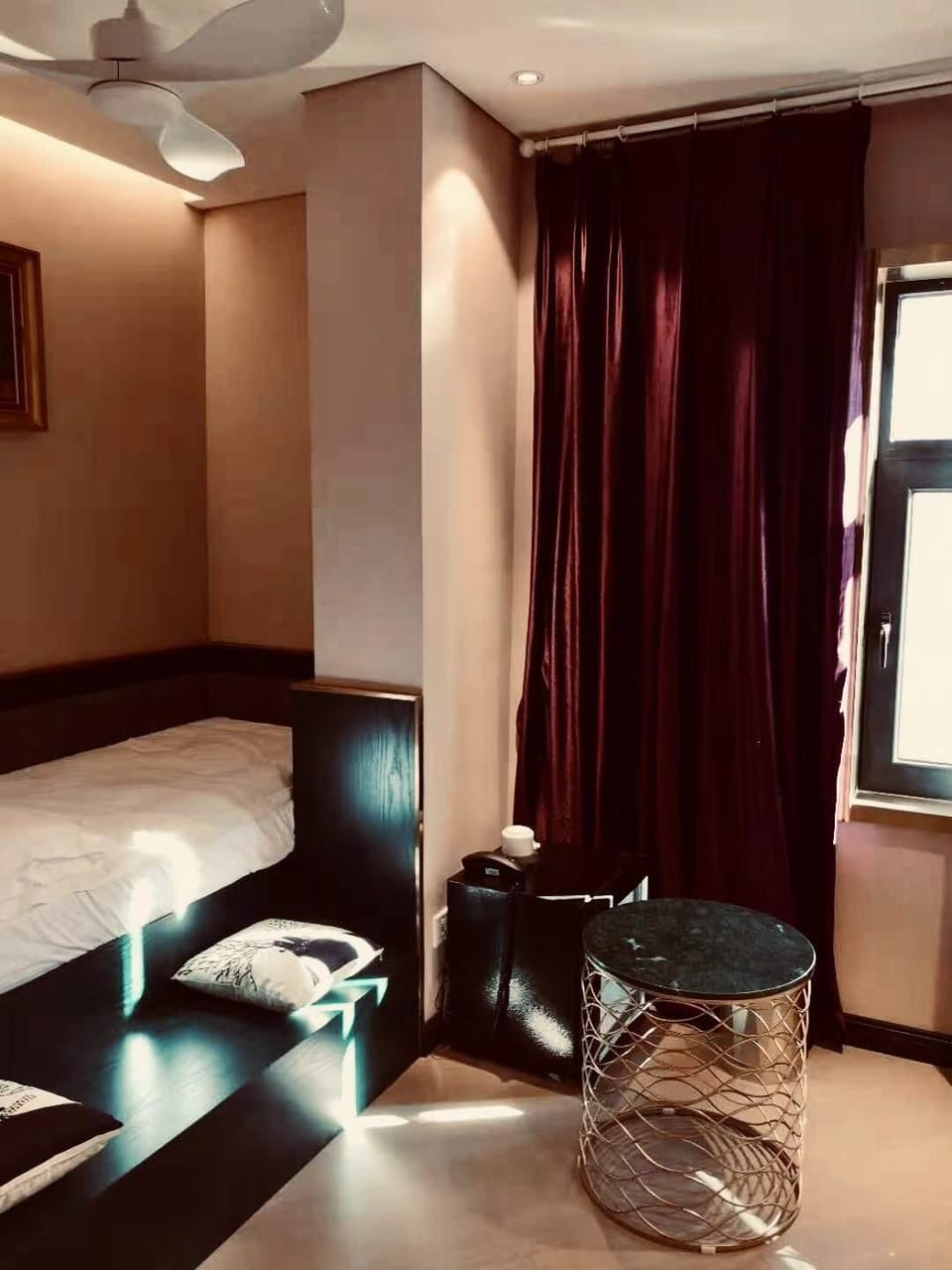Mini Single Room | Minibar, in-room safe, desk, blackout drapes