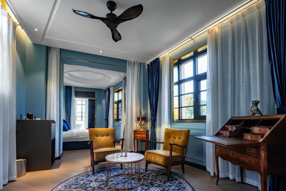 Premier Suite | Minibar, in-room safe, desk, blackout drapes