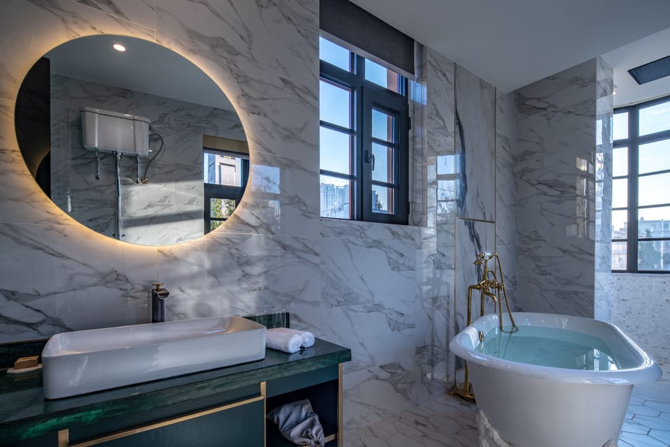 Premier Suite | Minibar, in-room safe, desk, blackout drapes