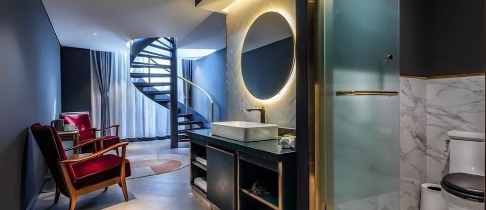 Design Loft | Minibar, in-room safe, desk, blackout drapes