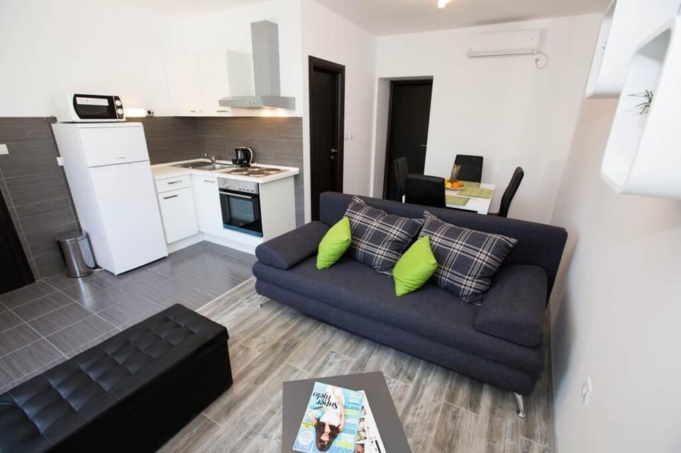 Apartment (Standard One Bedroom) | Living room | Flat-screen TV