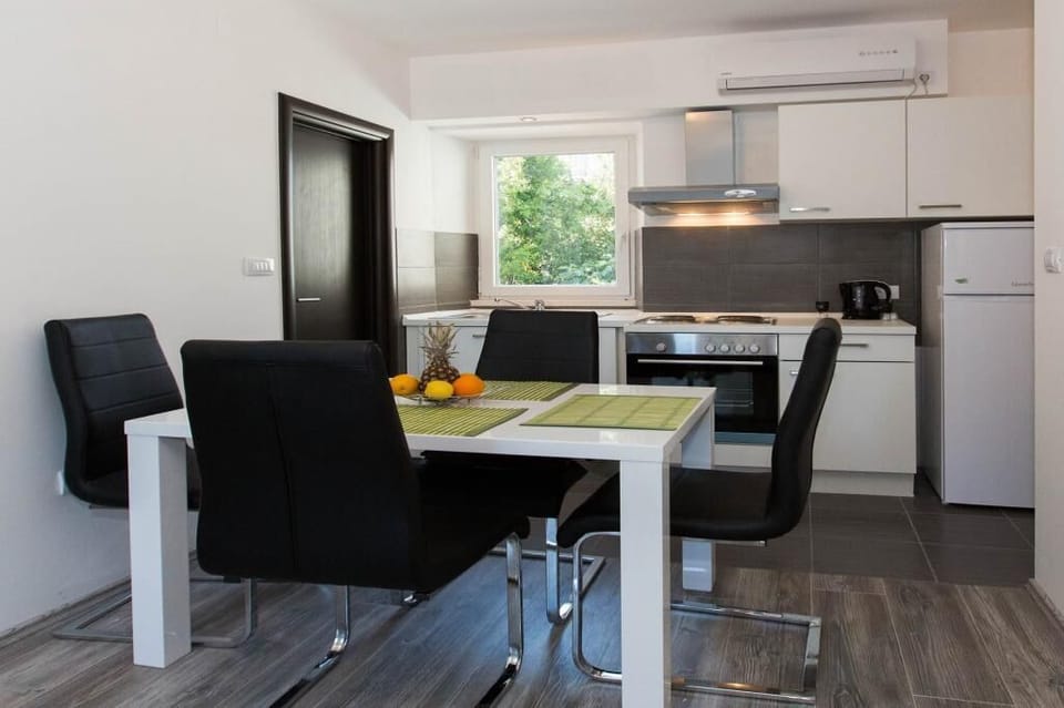Apartment (One Bedroom-Balcony) | Dining room