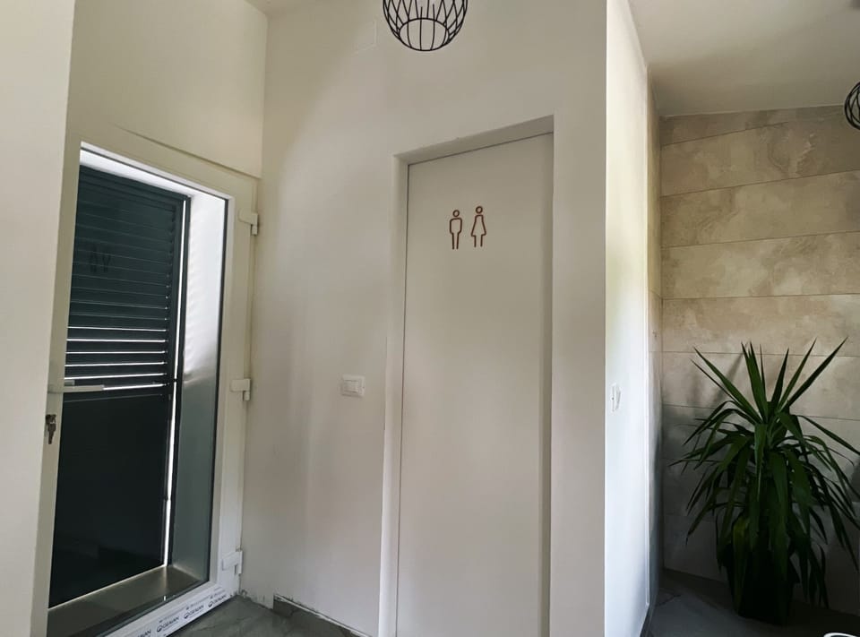 Double Room (Apartments & Rooms Tapera- Comfort Do) | Bathroom | Deep soaking tub, free toiletries, hair dryer, towels