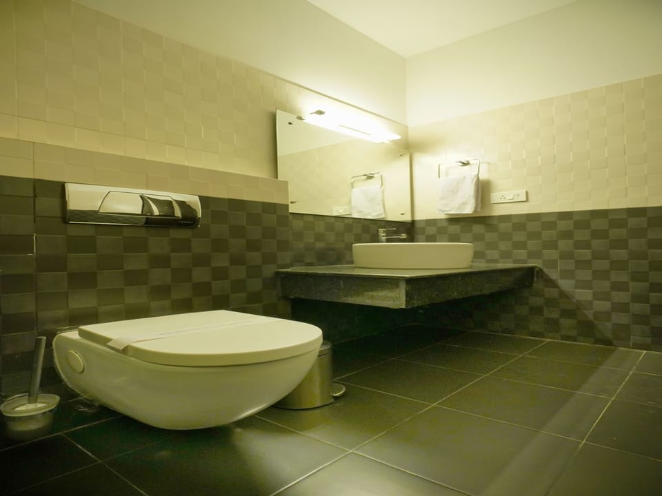 Shower, free toiletries, towels