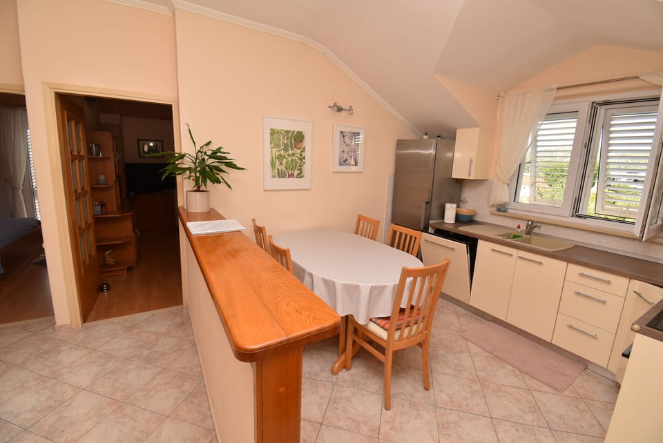 Apartment, 2 Bedrooms, Terrace, Garden View | In-room dining