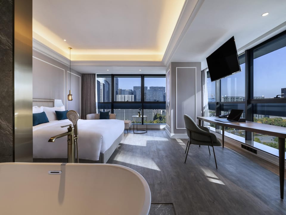 Executive Room, 1 King Bed | Minibar, in-room safe, desk, blackout drapes