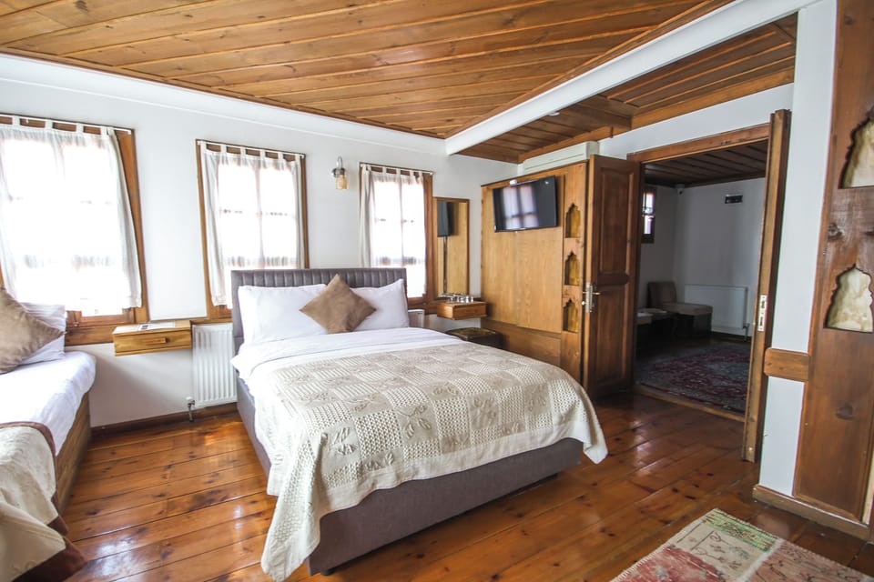 Comfort Triple Room | In-room safe, soundproofing, free WiFi, bed sheets