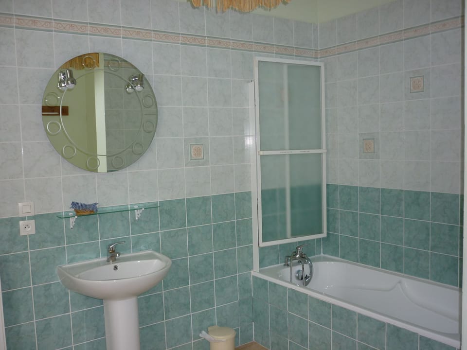 Double Room | Bathroom | Bathtub, hair dryer, towels
