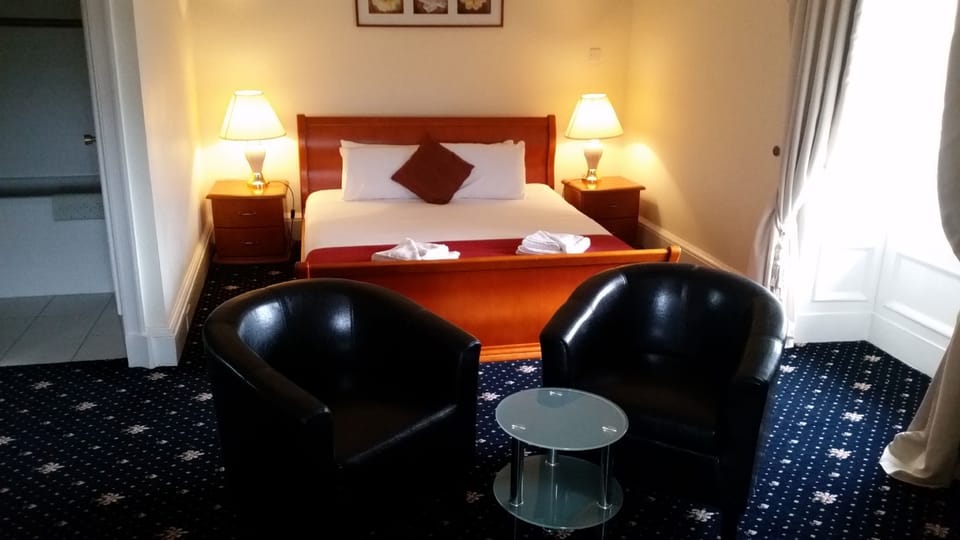 Executive Double Room | Individually decorated, individually furnished, desk, iron/ironing board