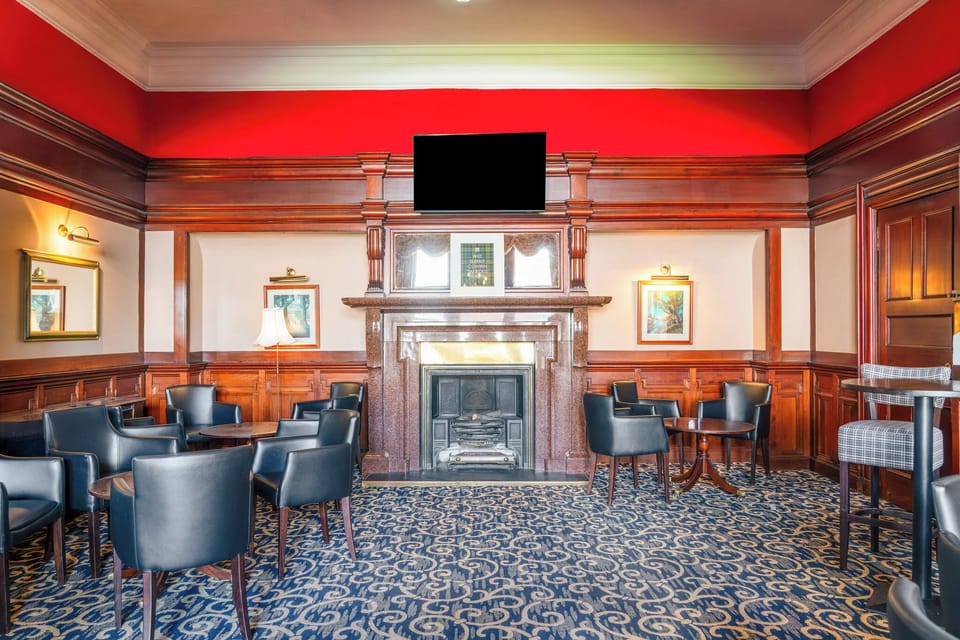 2 bars/lounges