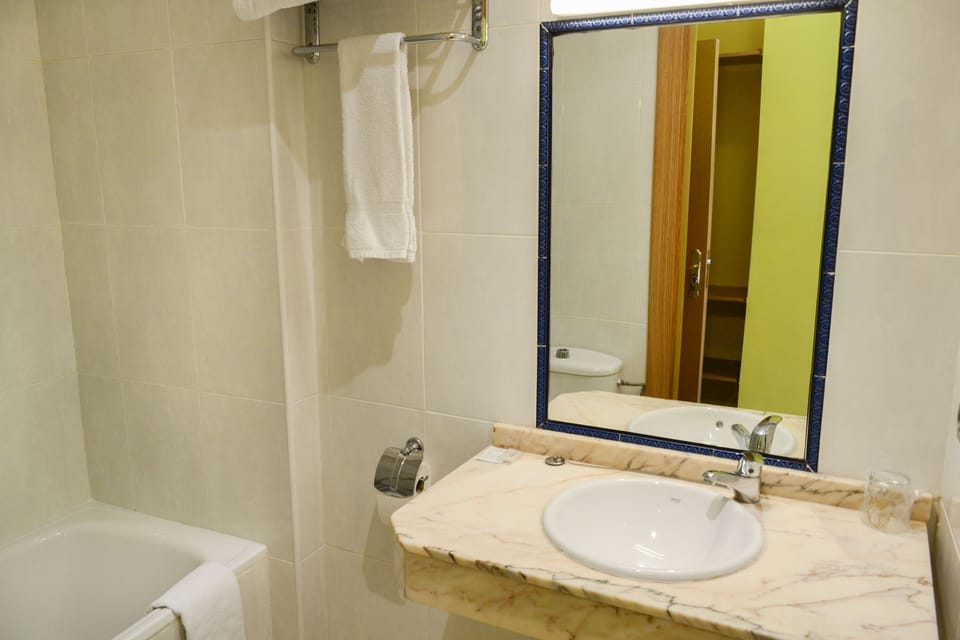 Deep soaking tub, towels