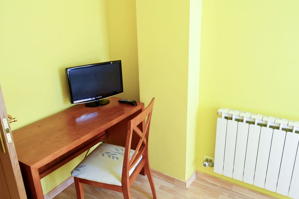 Single Room | Desk, free WiFi, bed sheets